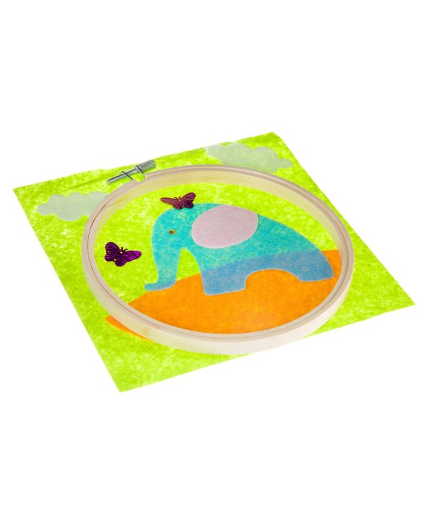 Аппликация из фетра на пяльцах. Слоник на прогулке