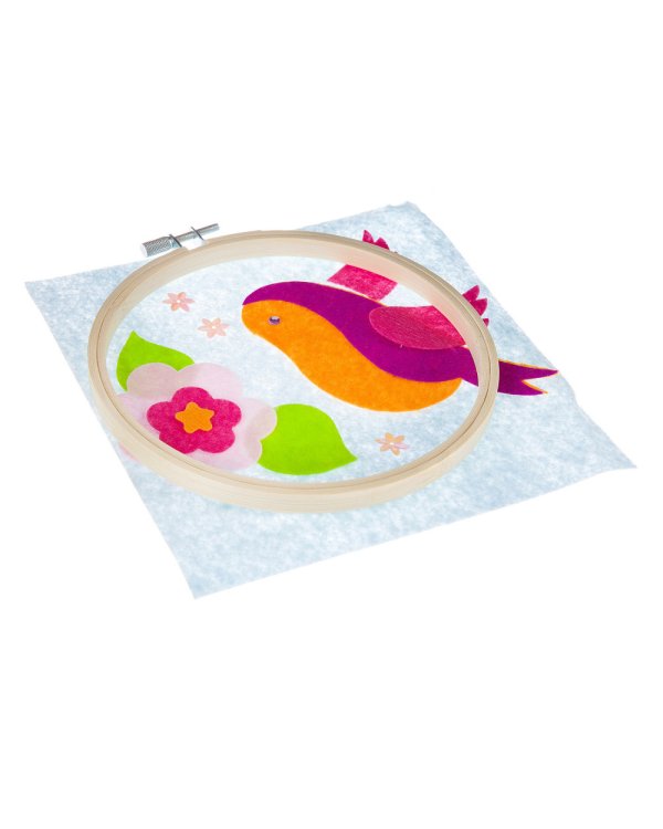 Аппликация из фетра на пяльцах. Птичка- невеличка