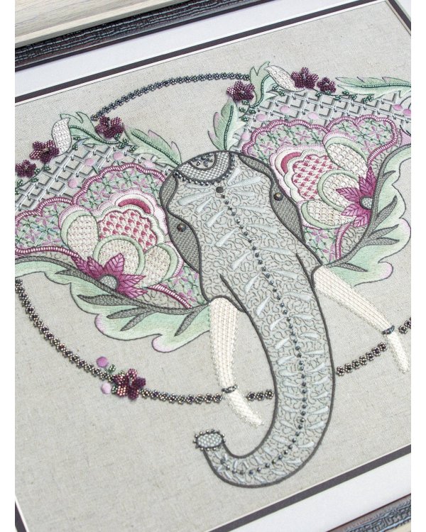 Волшебные животные в технике якобинской вышивки