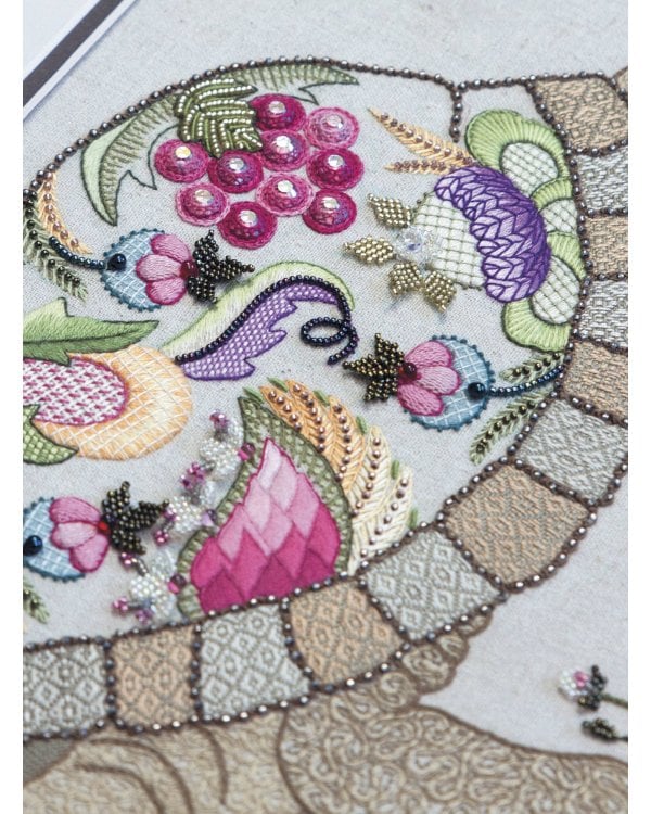 Волшебные животные в технике якобинской вышивки