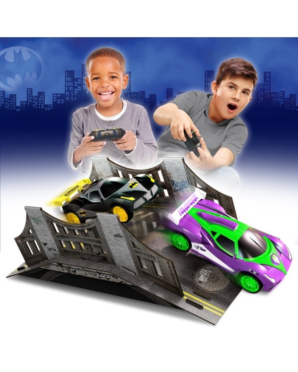 Batman vs The Joker комплект машинок на радиоуправлении 1:28